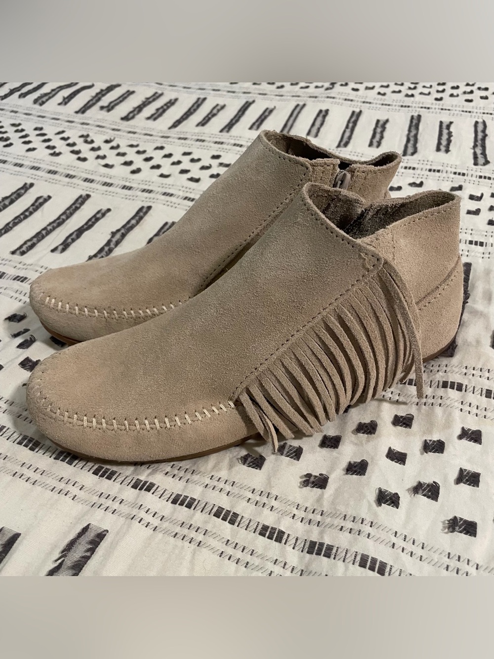 Minnetonka Suede Fringe Side Zip Ankle Booties Taupe Size 10 Moccasin Boots